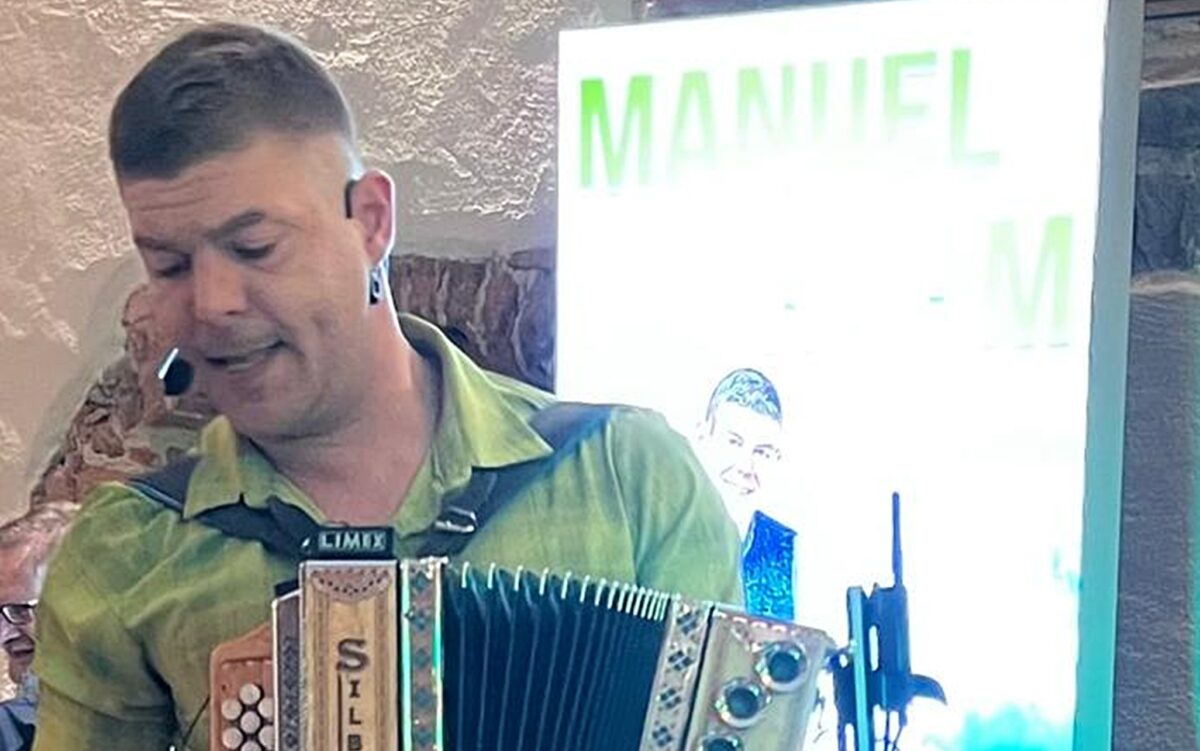 Alleinunterhalter Manuel Rahm sorgt am Vatertag in Bärnau für Stimmung