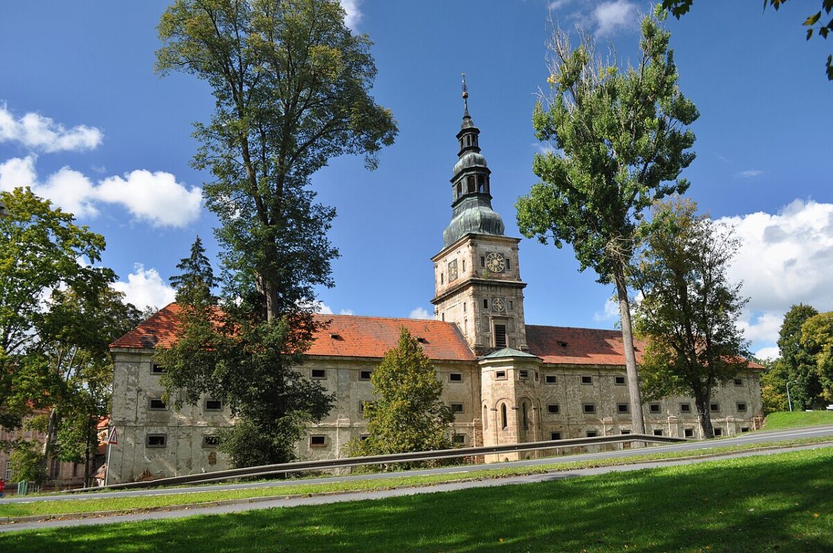 VHS bietet Studienfahrt zum Kloster Plasy ab Tirschenreuth