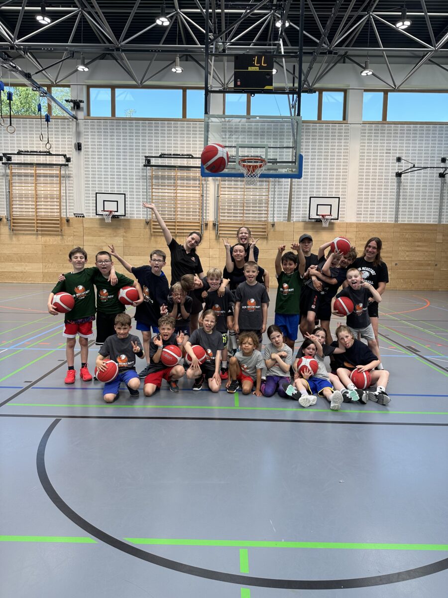 Basketballcamp begeistert Kinder und bildet sieben Minitrainer in Neustadt
