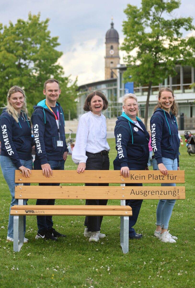 Besondere Bank setzt Zeichen gegen Ausgrenzung in Amberg