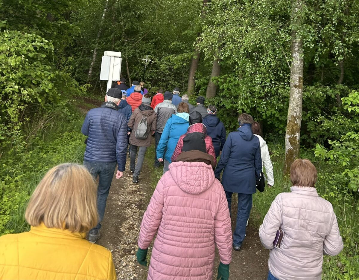 Bittprozession vereint Gläubige aus Immenreuth auf dem Weg nach Döberein