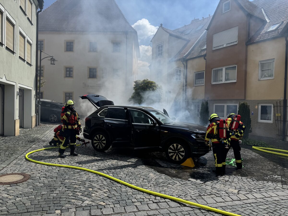 Brand eines Hybridfahrzeugs verursacht Totalschaden von 50.000 Euro in Kemnath