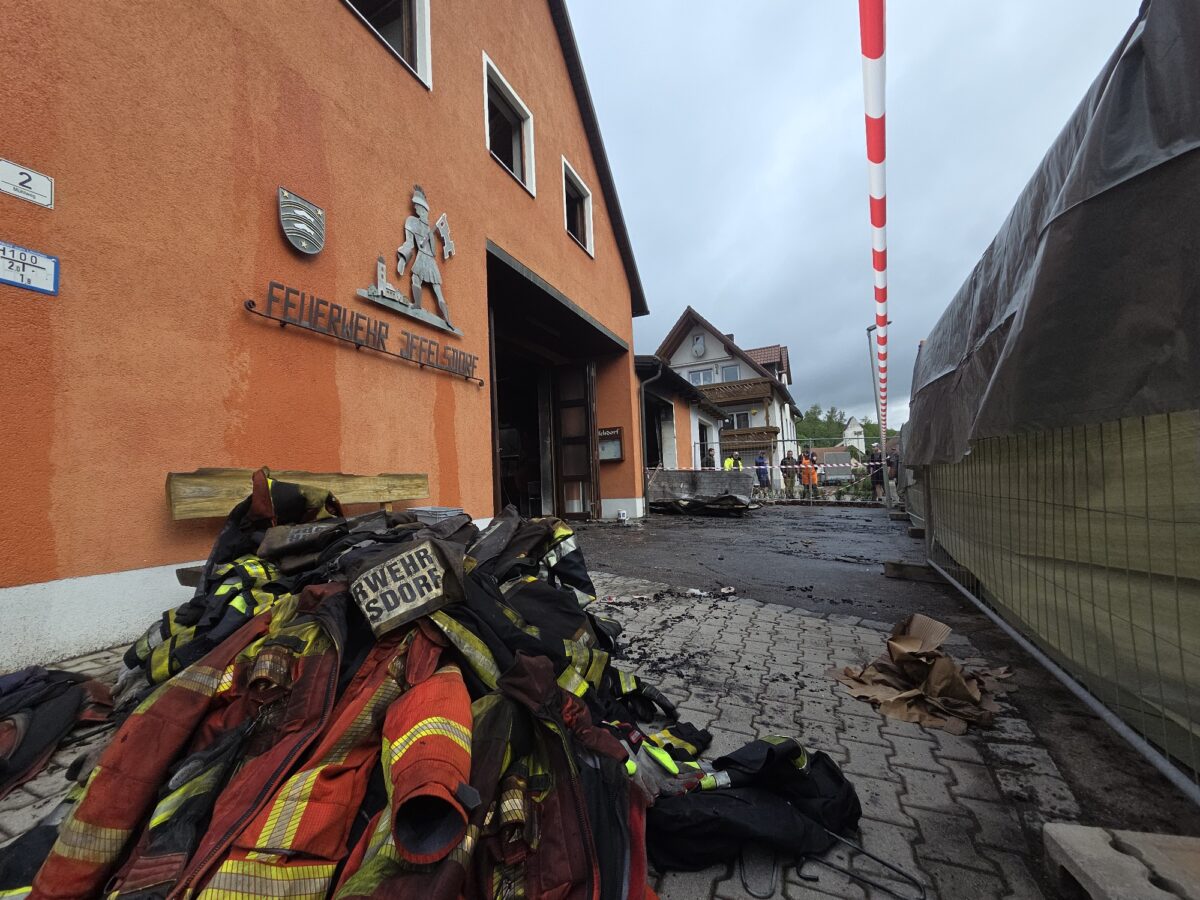 Brand im Feuerwehrgerätehaus in Pfreimd sorgt für Großeinsatz