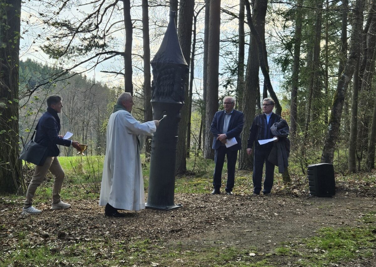 Bruder-Klaus-Stele feierlich eingeweiht in Johannisthal