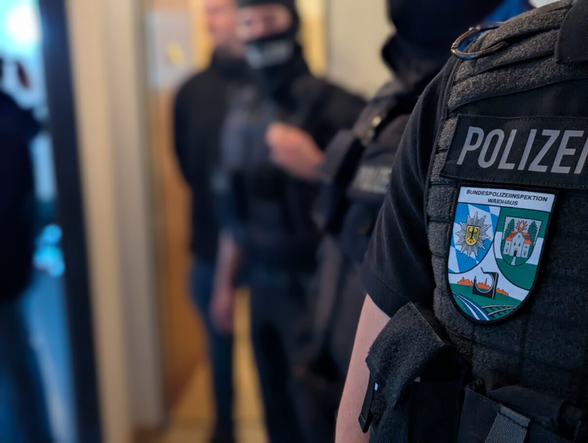 Großrazzia wegen Verdachts der gewerbsmäßigen Einschleusung, unerlaubtem Aufenthalt und Visaerschleichung