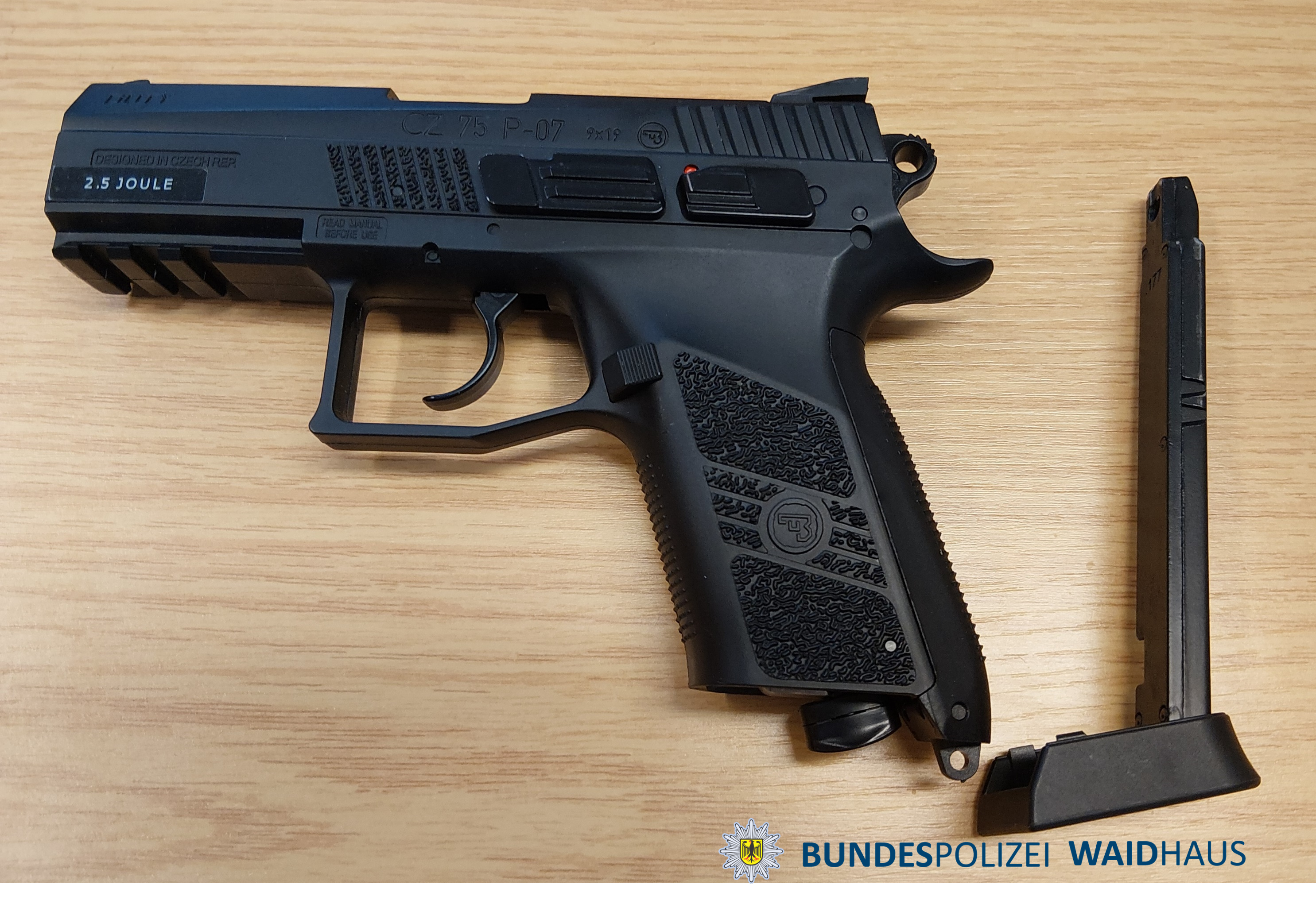 Bundespolizei sichert Pistole, Schlagring und Reizsprays bei Waidhaus