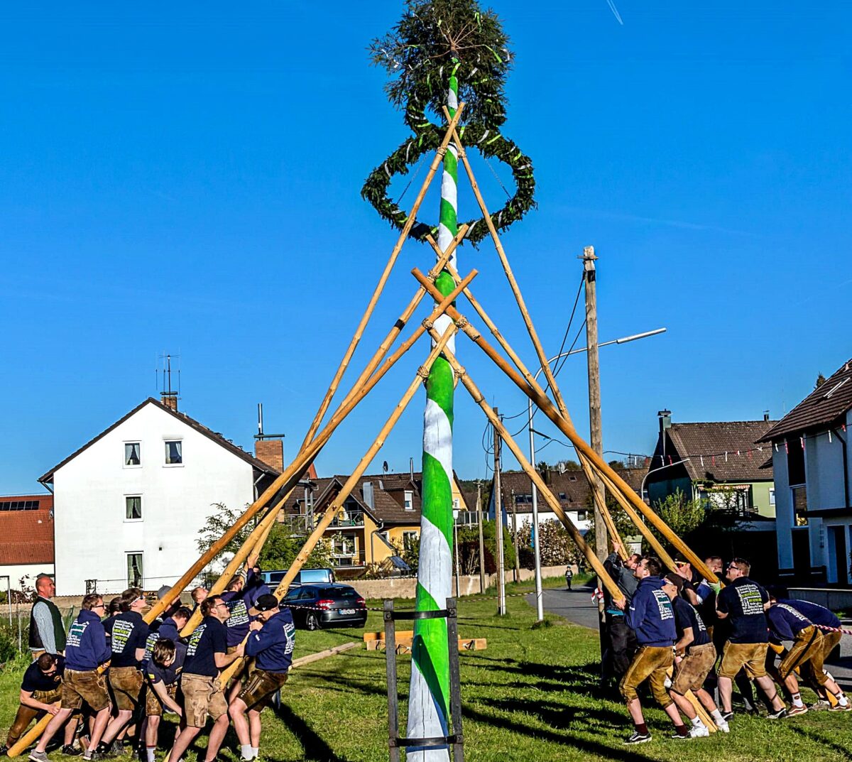 Burschenverein stellt Maibaum in Rothenstadt auf