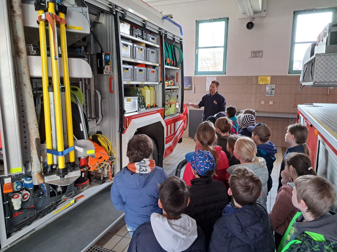 Drittklässler besuchen Feuerwehr in Erbendorf