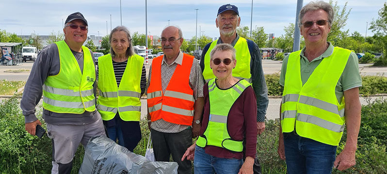 Ehrenamtliche säubern Kleingartenanlage am Bergsteig in Amberg