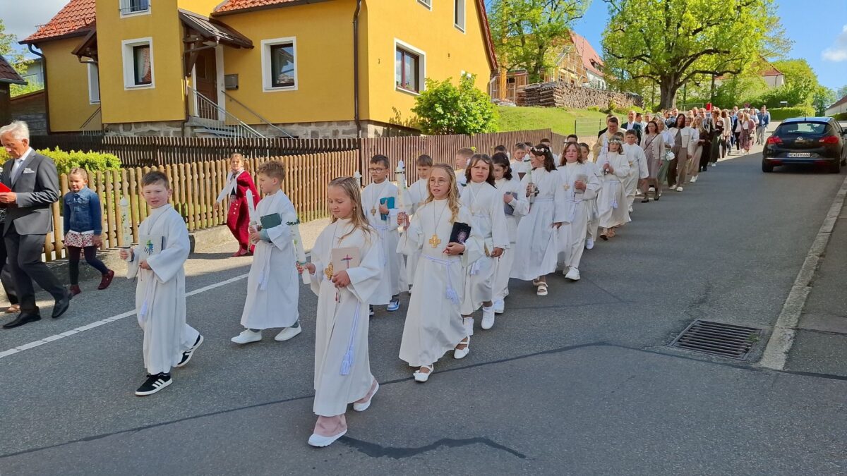 Erstkommunion in Eslarn vereint 20 Kinder und Gemeinde