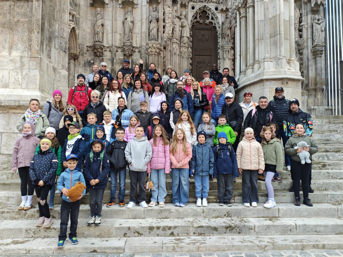 Erstkommunionkinder aus Weiden erleben Danktag in Regensburg