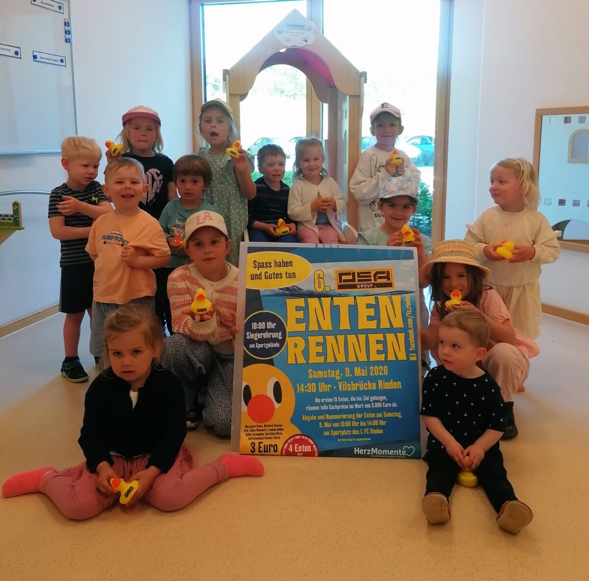 FC-Jugend Rieden verschenkt 200 Renn-Enten in Rieden und Ensdorf