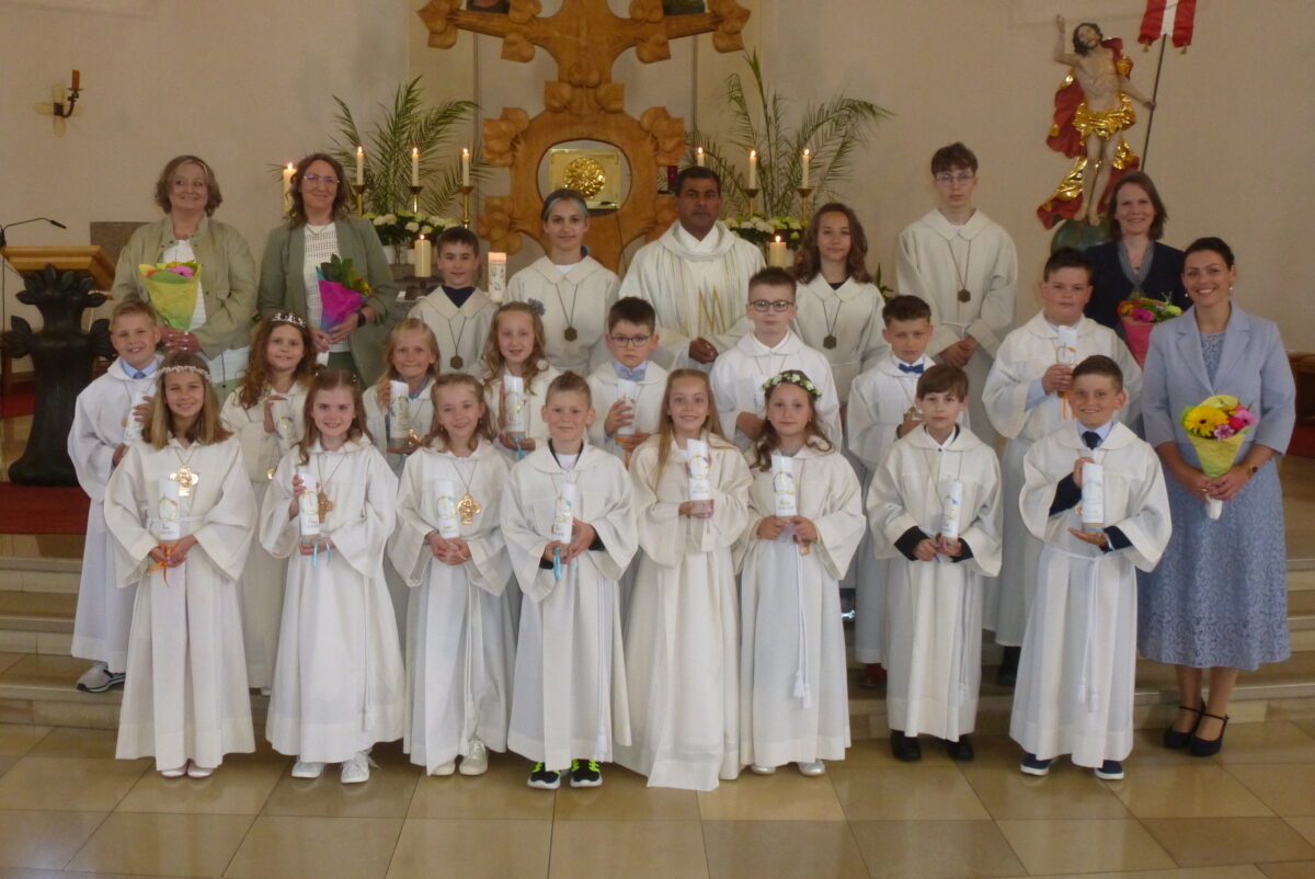 Feierliche Erstkommunion für 16 Kinder in der Pfarrkirche