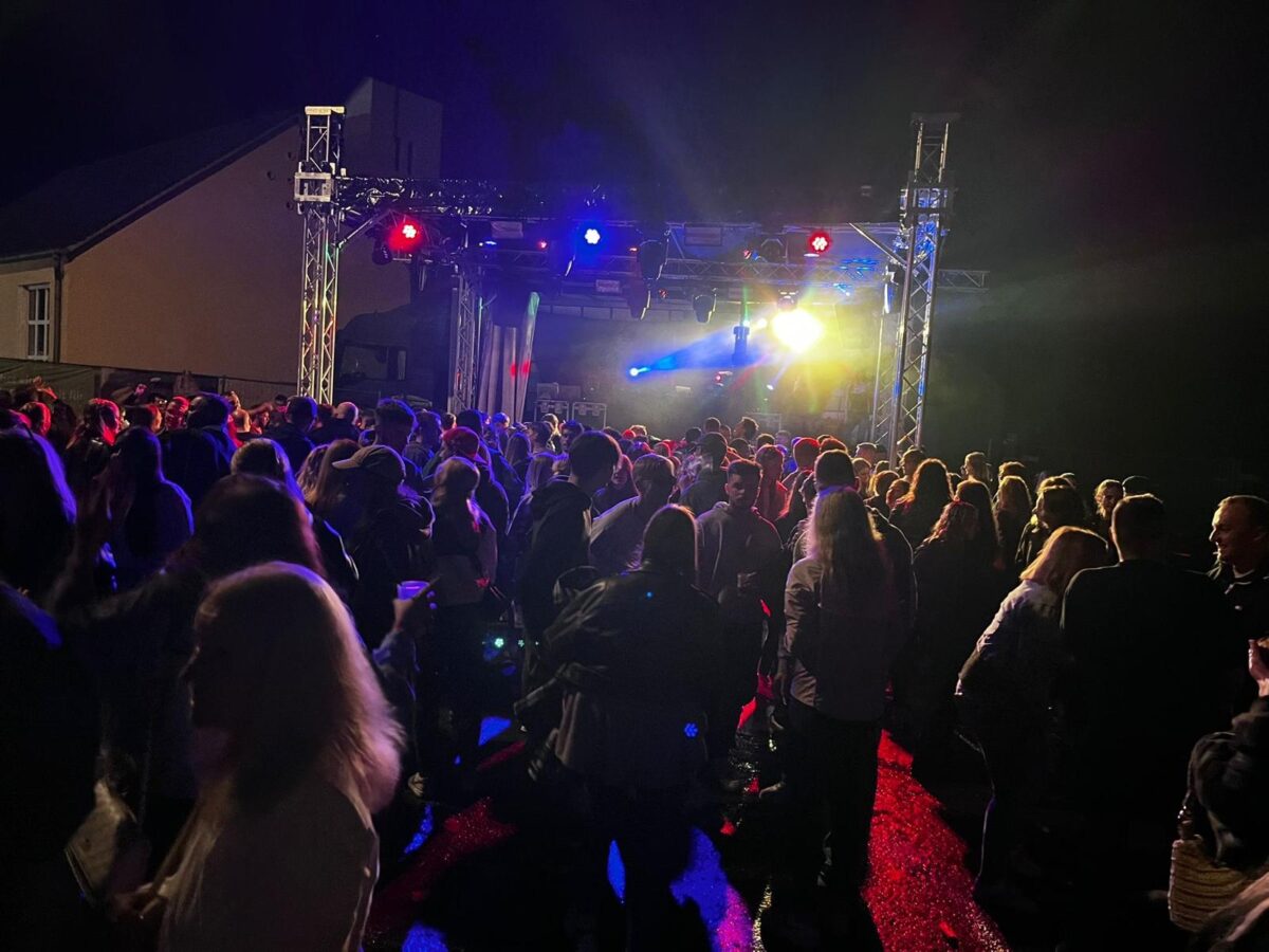 Feierwochenende in Dießfurt mit Retro Neon Night und 15. Beachparty