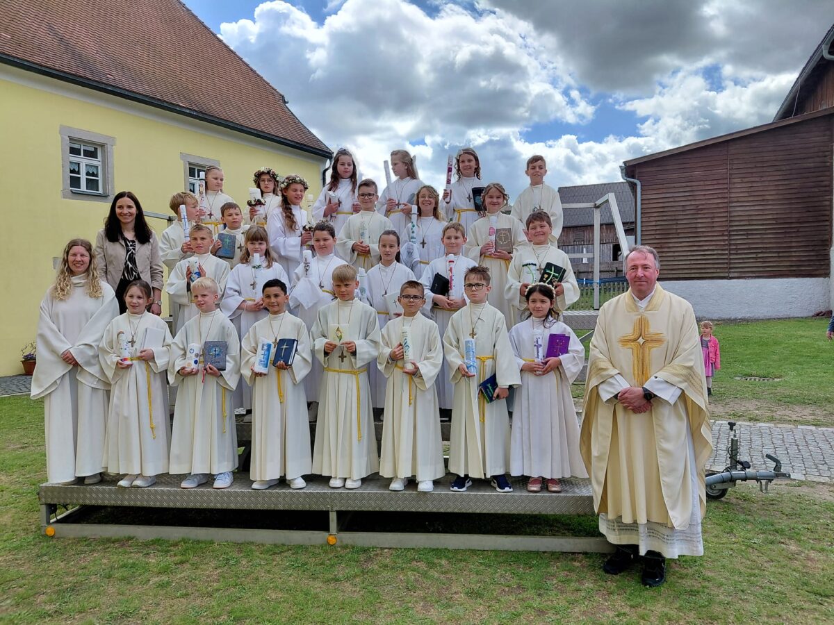 Festliche Erstkommunion mit 25 Kindern in Böhmischbruck