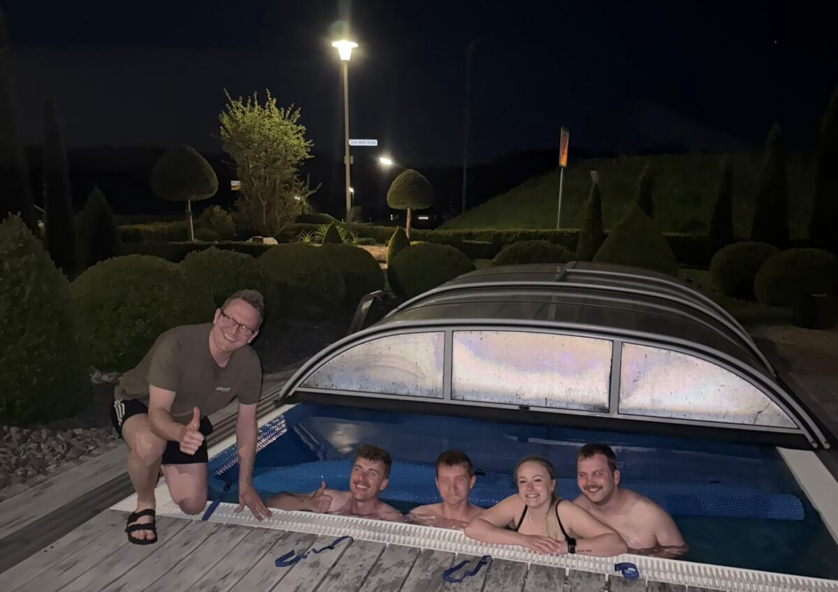 Feuchter Maibrauch in Eslarn: Feuerwehrleute entern einen Pool