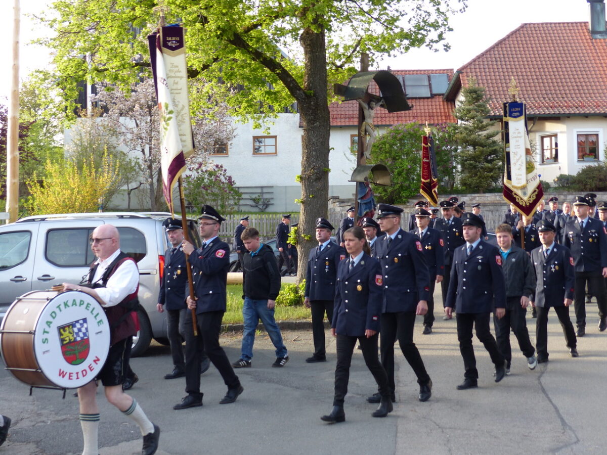 Florianstag vereint Feuerwehren in Döllnitz