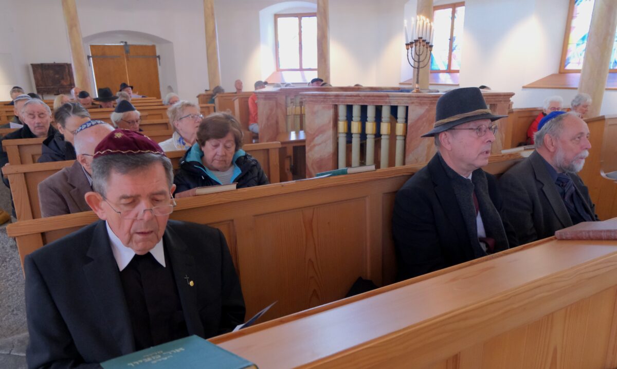 Gedenkfeier in Synagoge stärkt christlich-jüdischen Dialog in Floß