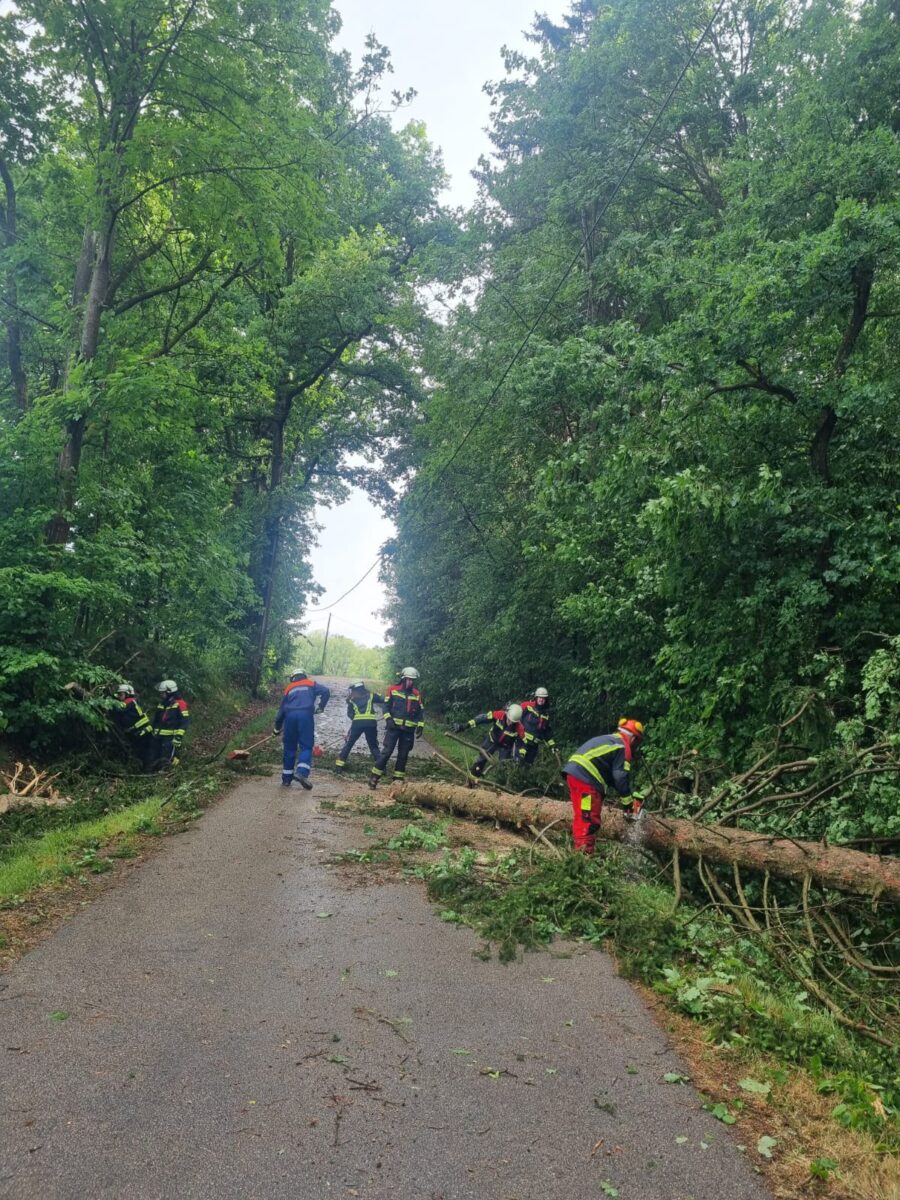 Feuerwehren im Dauereinsatz: Unwetter halten Landkreis Schwandorf in Atem