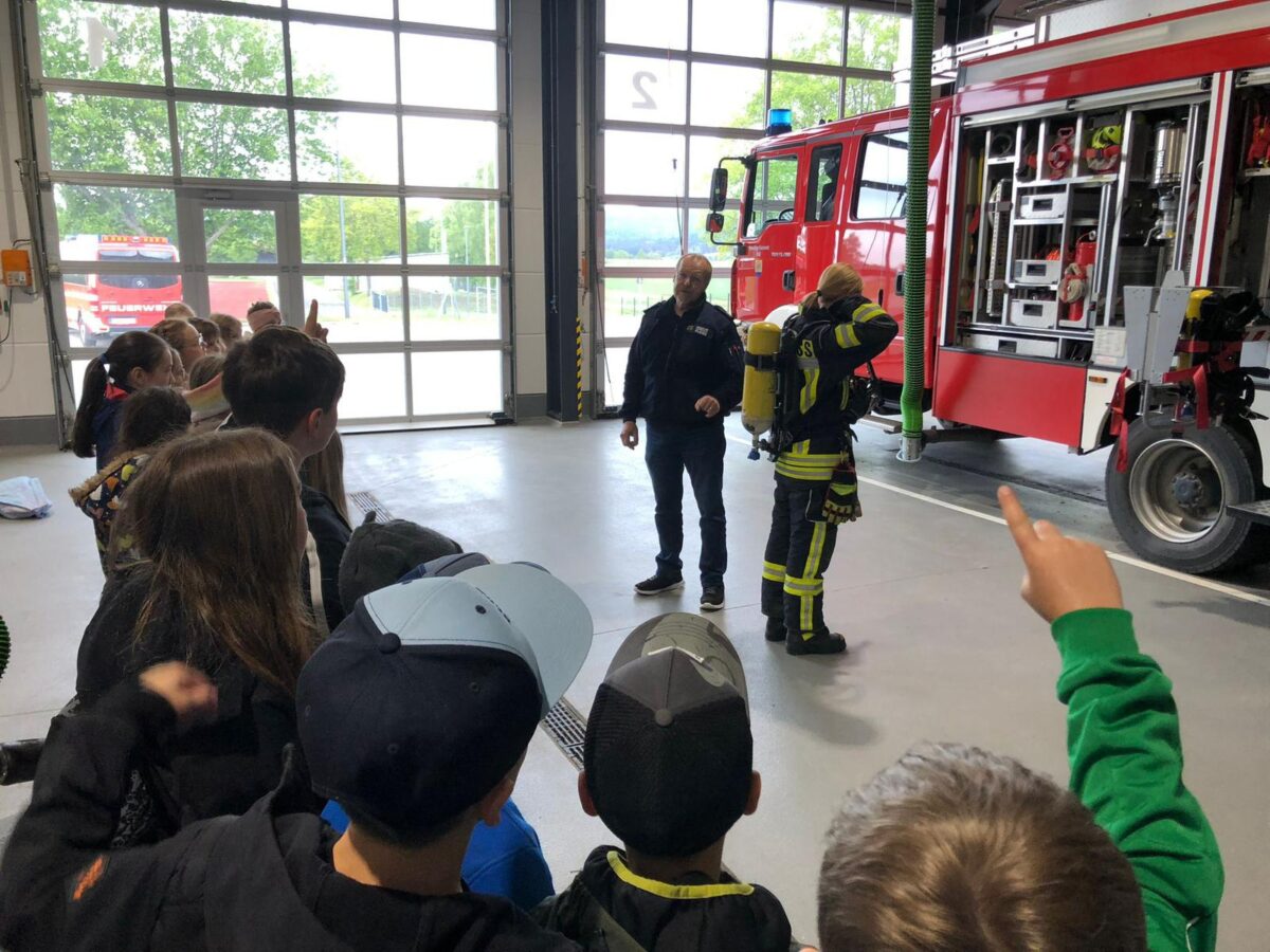 Grundschüler erkunden neues Feuerwehrhaus in Floß