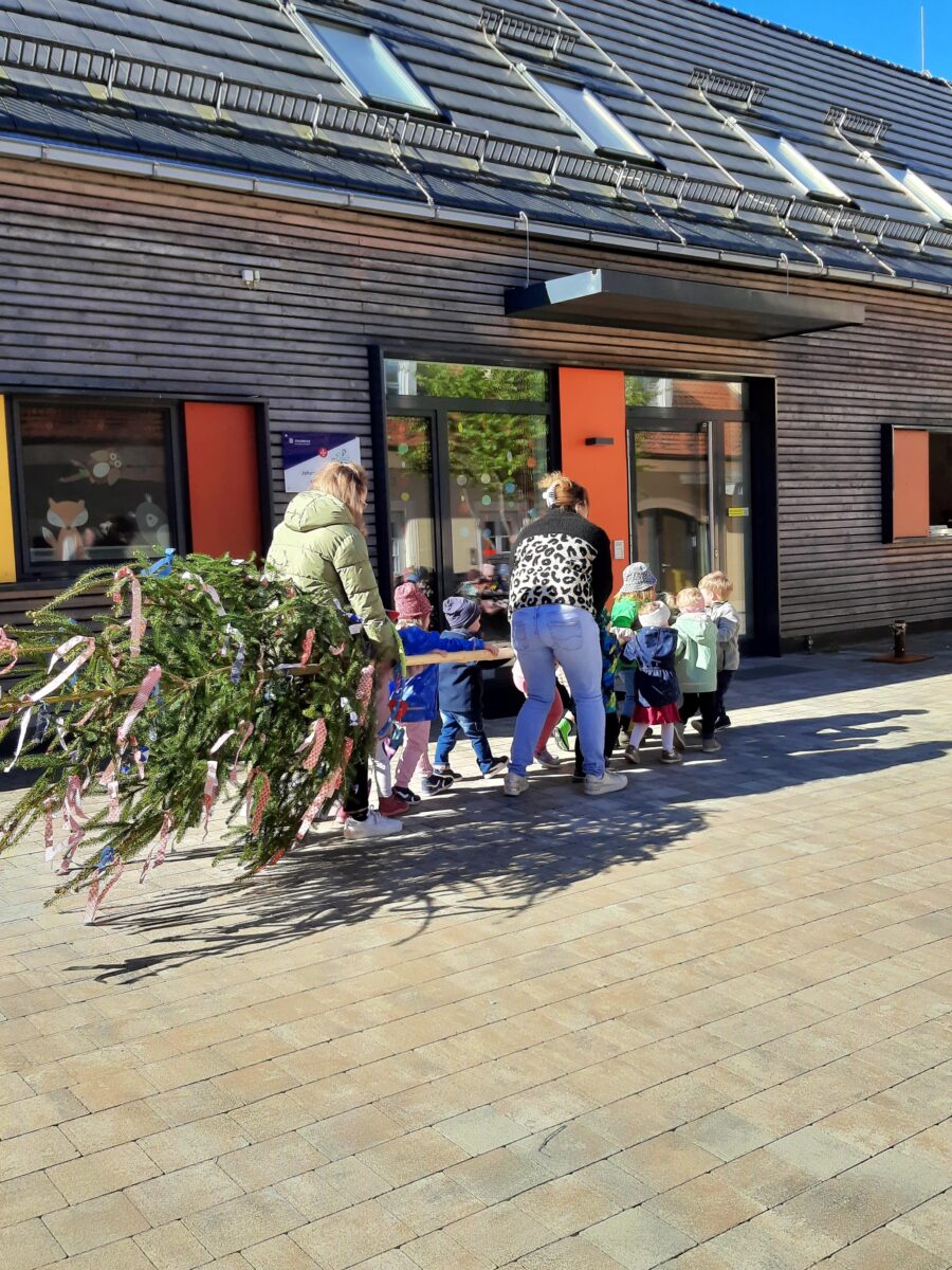 Kinder der Johanniter-Kinderkrippe stellen Maibaum in Plößberg auf