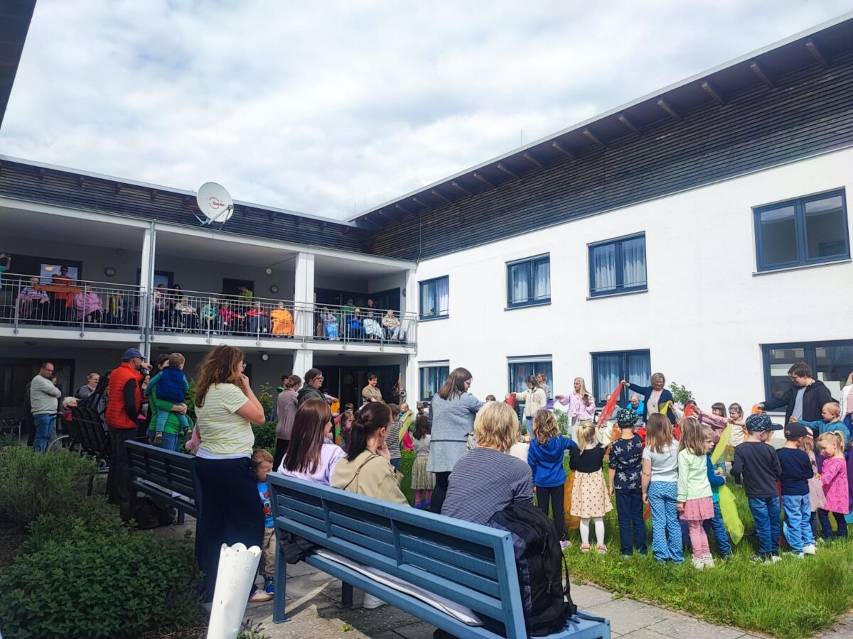 Kindergarten Regenbogen verzaubert Seniorenzentrum in Plößberg