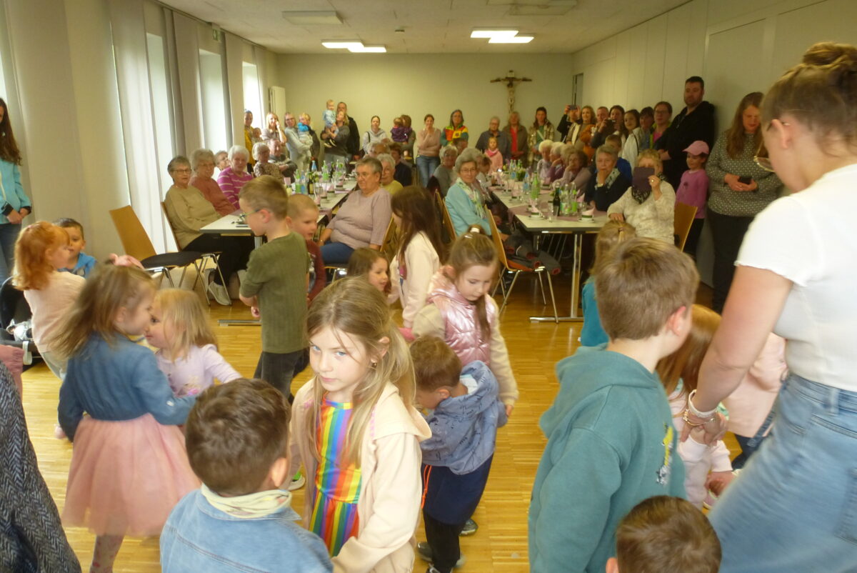 Kindergartenkinder beschenken Eltern mit Rosen in Kaltenbrunn