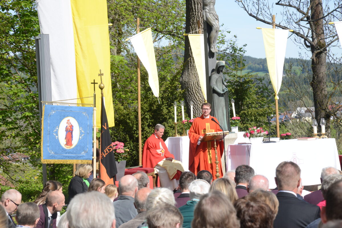 Kreuzbergfest lockt mit Gottesdienst und Markt nach Pleystein
