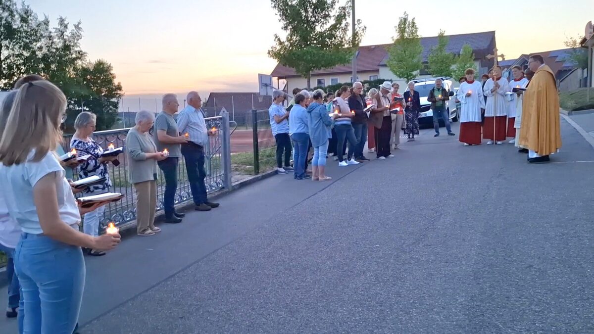 Lichterprozession beschließt Marienmonat in Eslarn