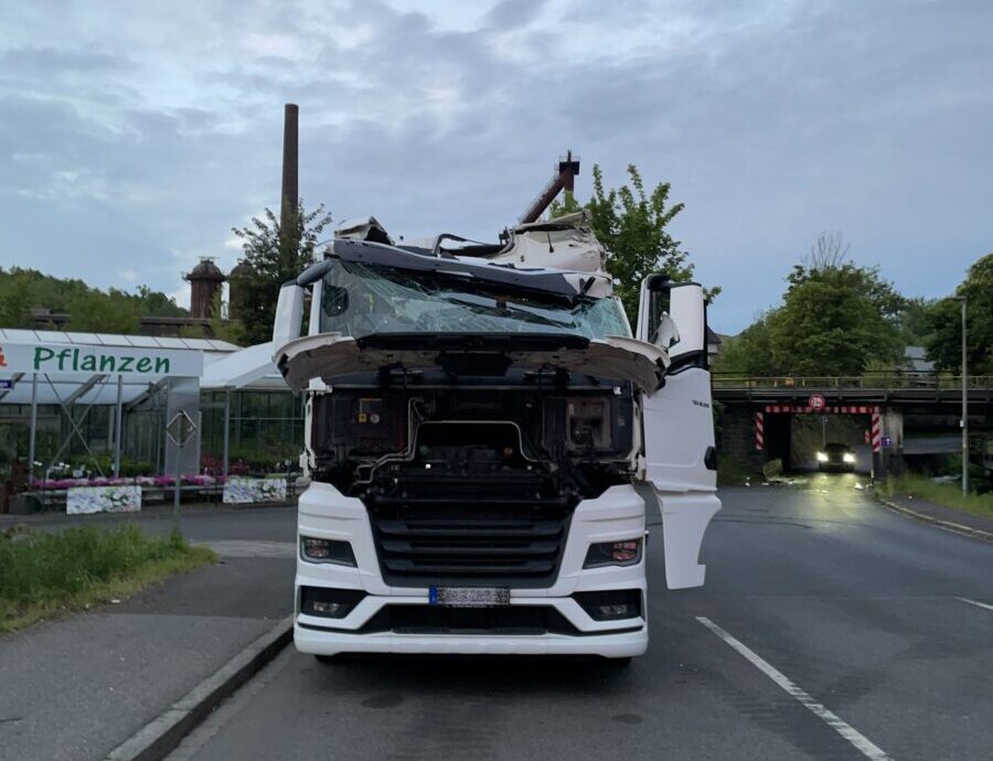 Lkw steckt unter Brücke in Sulzbach-Rosenberg und verursacht 70.000€ Schaden