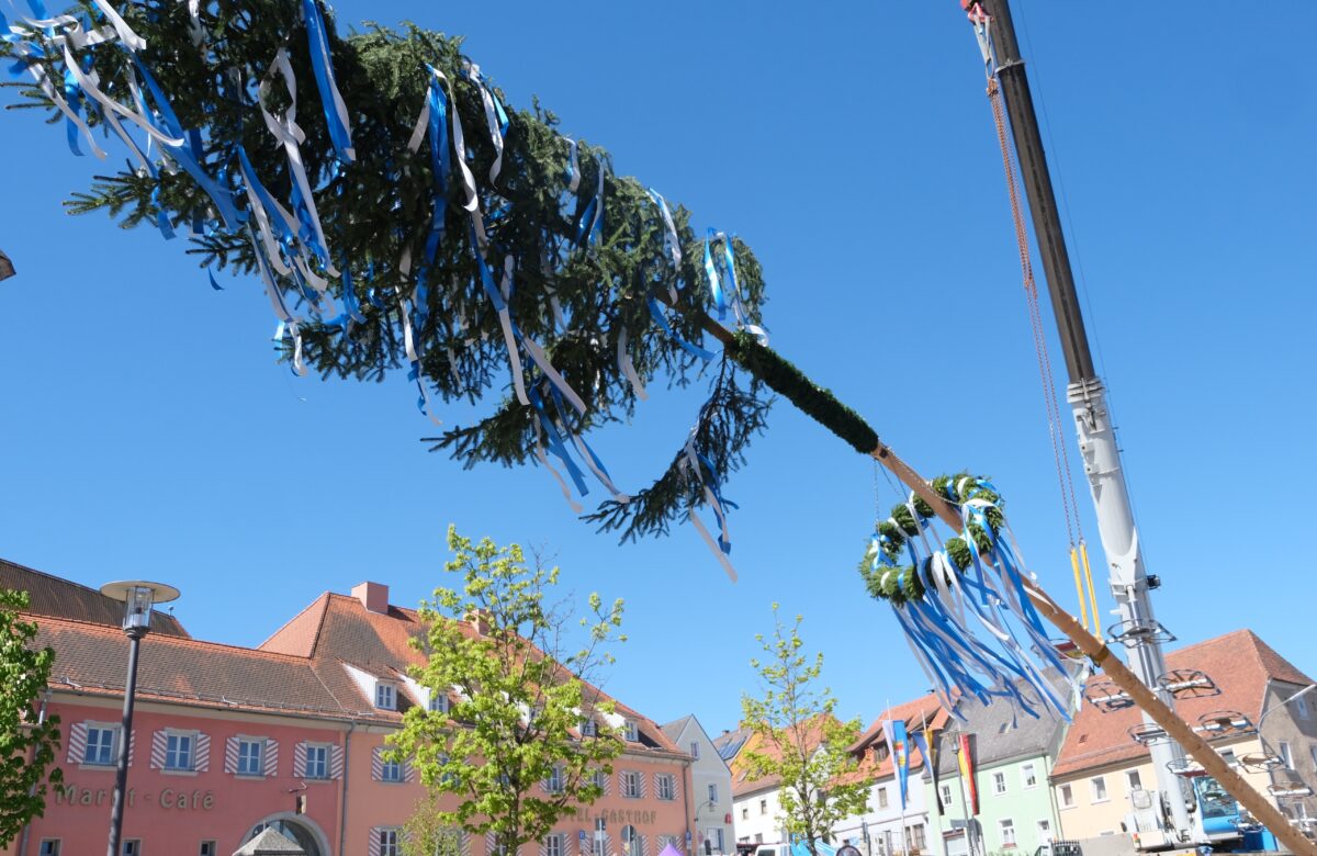 Maibaum krönt Marktzentrum in Floß