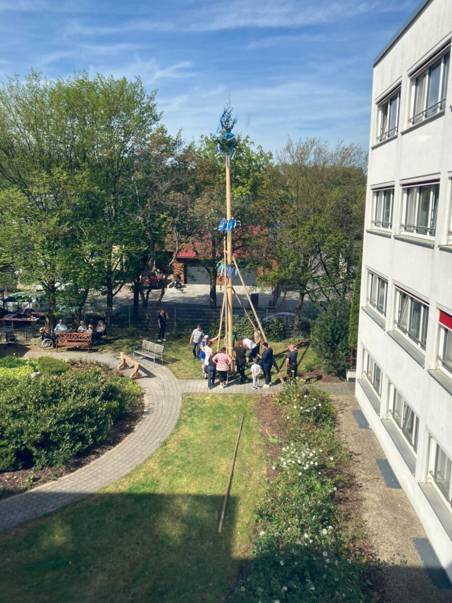 Maibaumfest im BRK-Seniorenheim begeistert Bewohner in Tirschenreuth