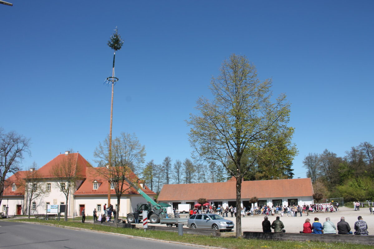 Maibaumfest lockt rund 200 Besucher nach Trabitz