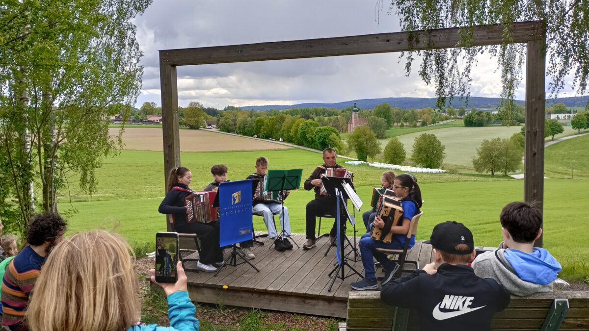 Musikalische Mai-Wanderung begeistert Besucher in Moosbach