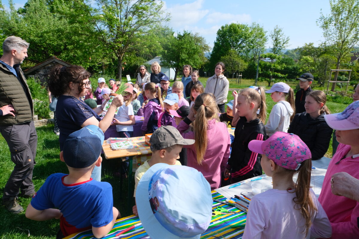 Muttertagsbasteln begeistert 47 Kinder in Floß