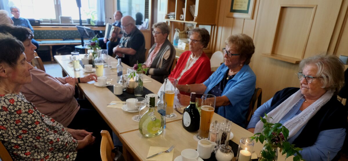 Muttertagsfeier der AWO begeistert Senioren in Floß