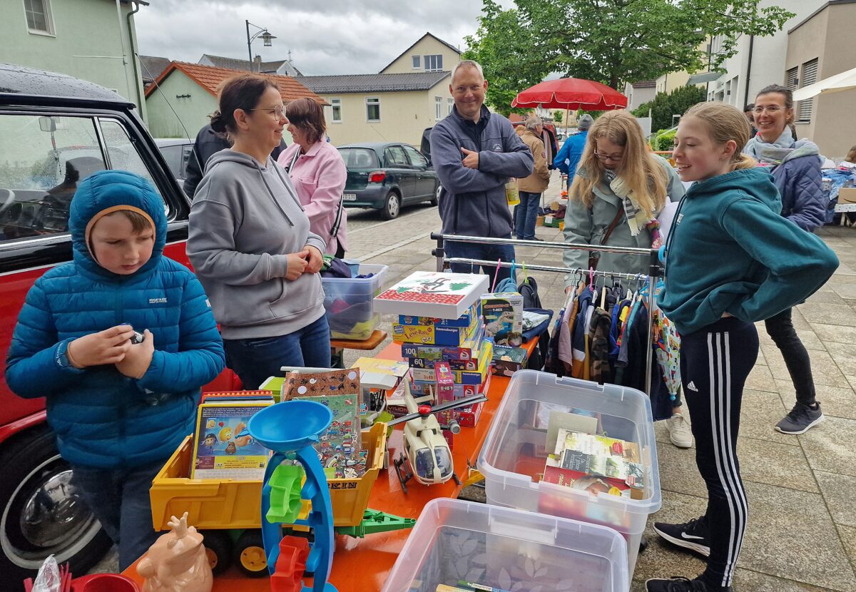 Feilschen, stöbern, ratschen: Nachtflohmarkt heuer am 19. Juni auf dem Dorfplatz in Schirmitz