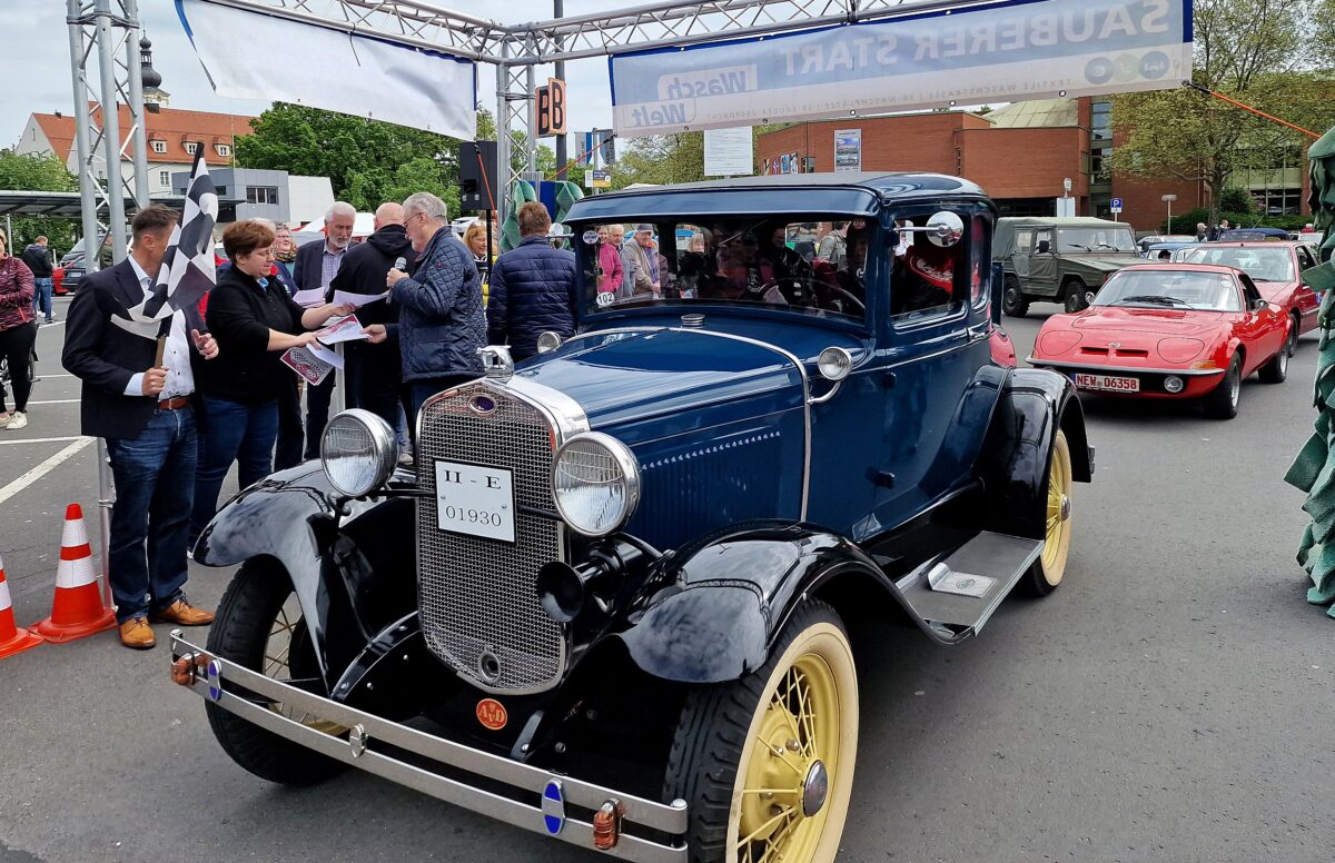 Oldtimer rollen am Vatertag durch Weiden