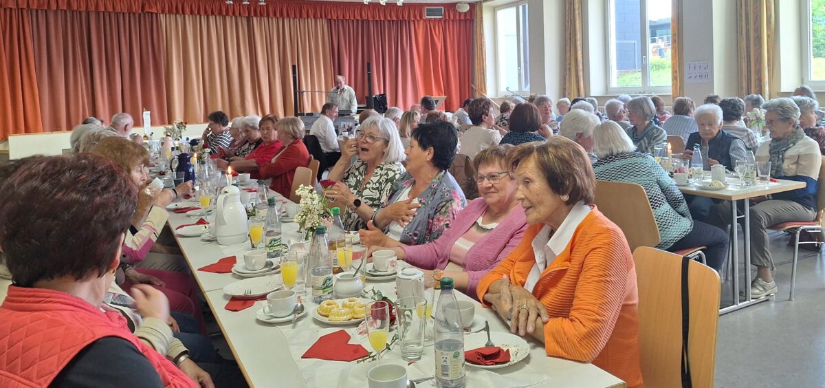 Pfarrsenioren feiern Mutter- und Vatertag in Schirmitz