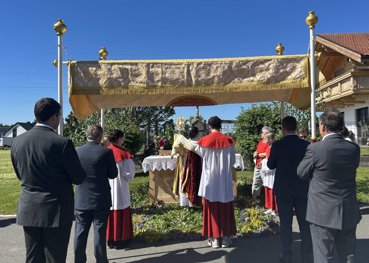 Pfingstprozession in Immenreuth mit Andacht am Wegkreuz