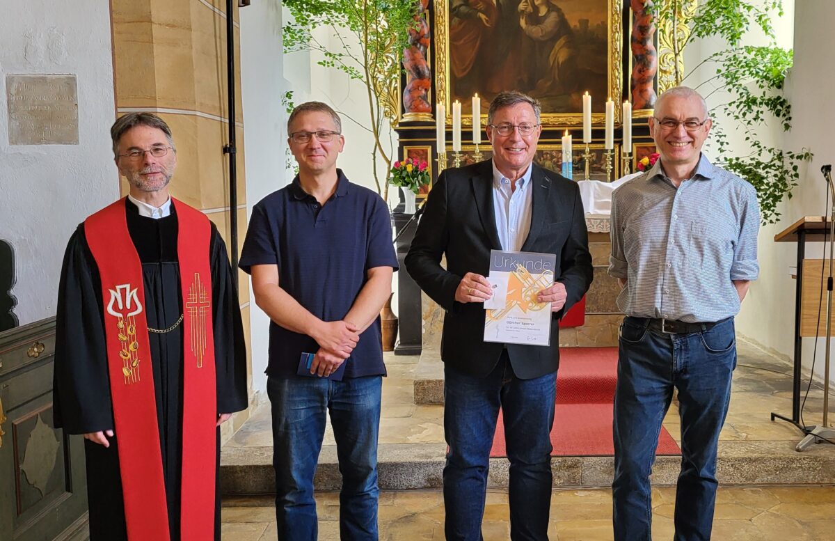 Posaunenchor Mantel: Neuaufnahme und Ehrung für 40-jähriges Bläserjubiläum
