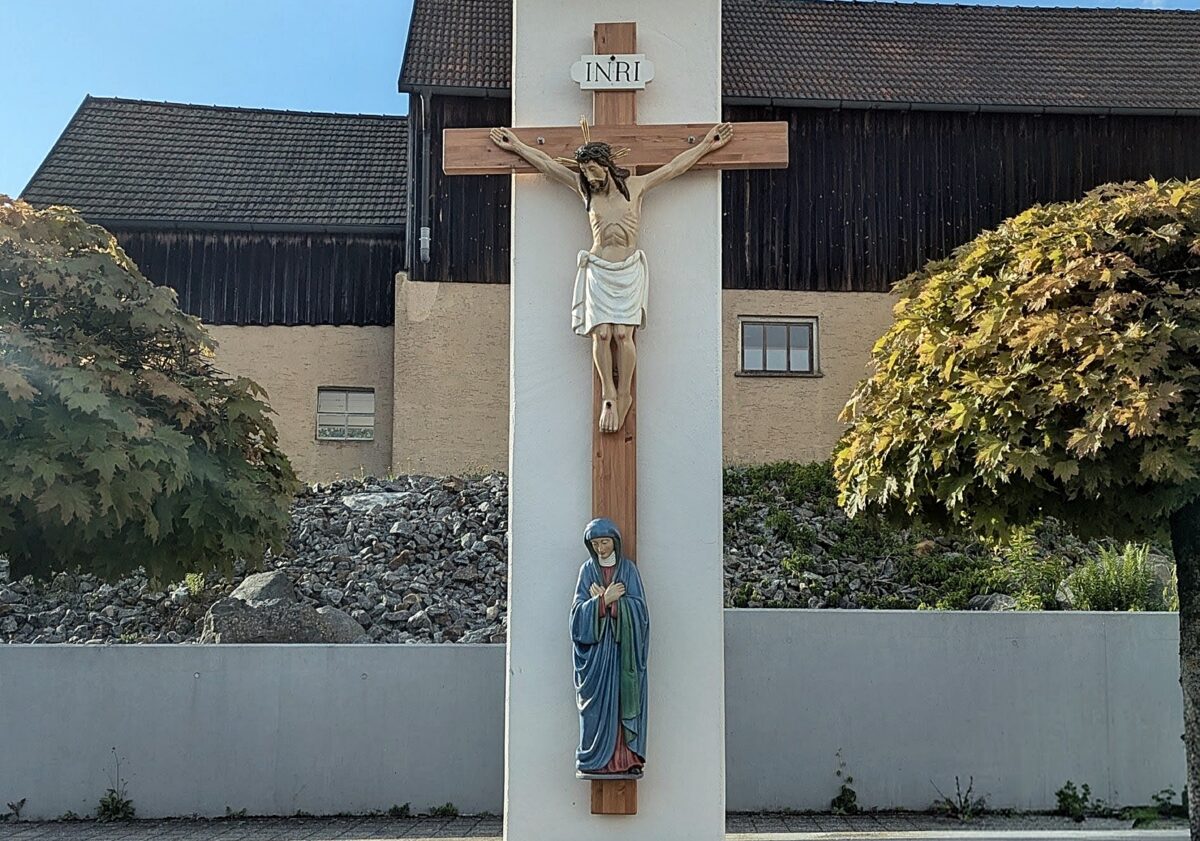 Restauriertes Missionskreuz schmückt wieder den Kirchenvorplatz in Letzau