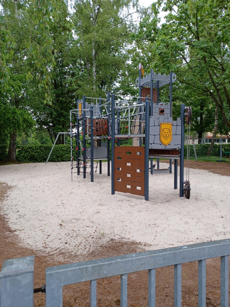 Schienenbahn-Premiere auf Spielplatz in Amberg