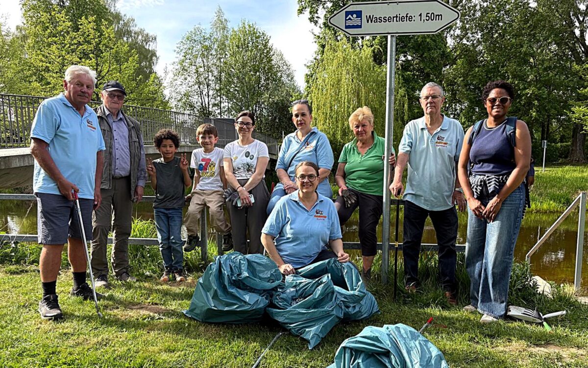 Schüler der Clausnitzerschule räumen Stadtbadgelände in Weiden auf