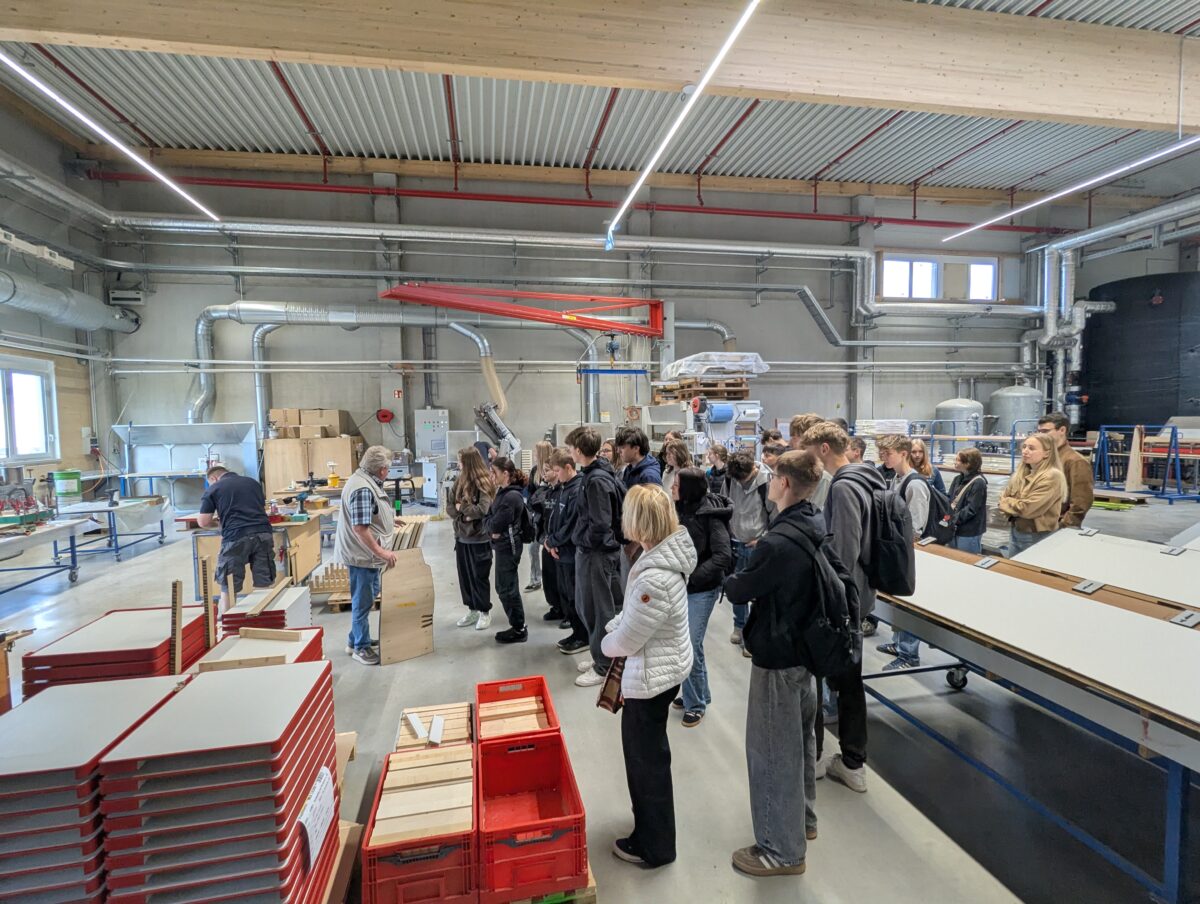 Schülerinnen und Schüler aus Neustadt besuchen Volante in Windischeschenbach