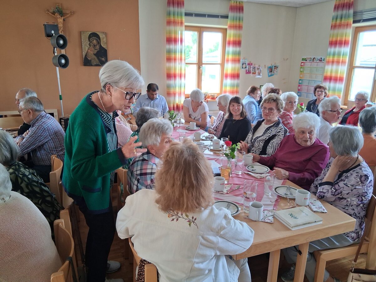 Senioren feiern Mutter- und Vatertag in Weiherhammer