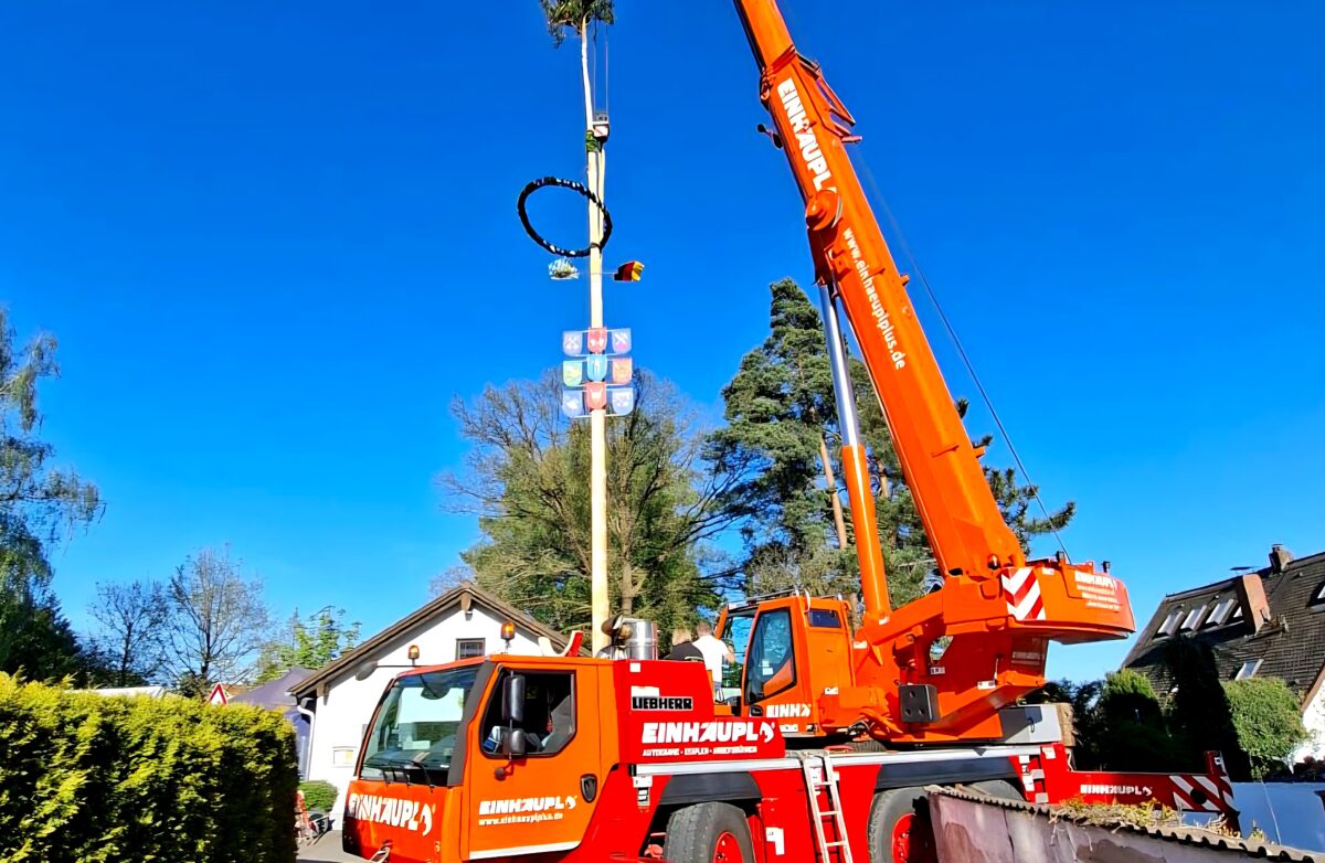 Siedlergemeinschaft Waldrast stellt Maibaum in Weiden-West auf