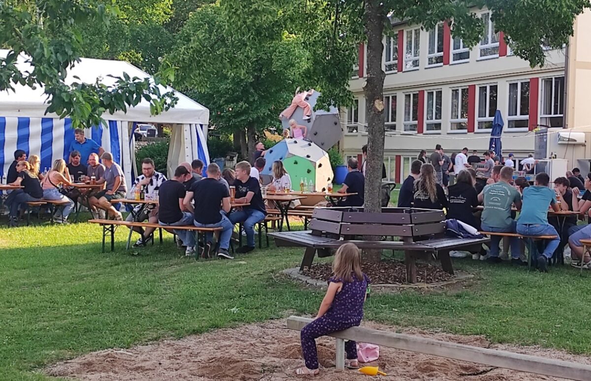 Sommerfest trotzt Gewittersturm in Schlammersdorf