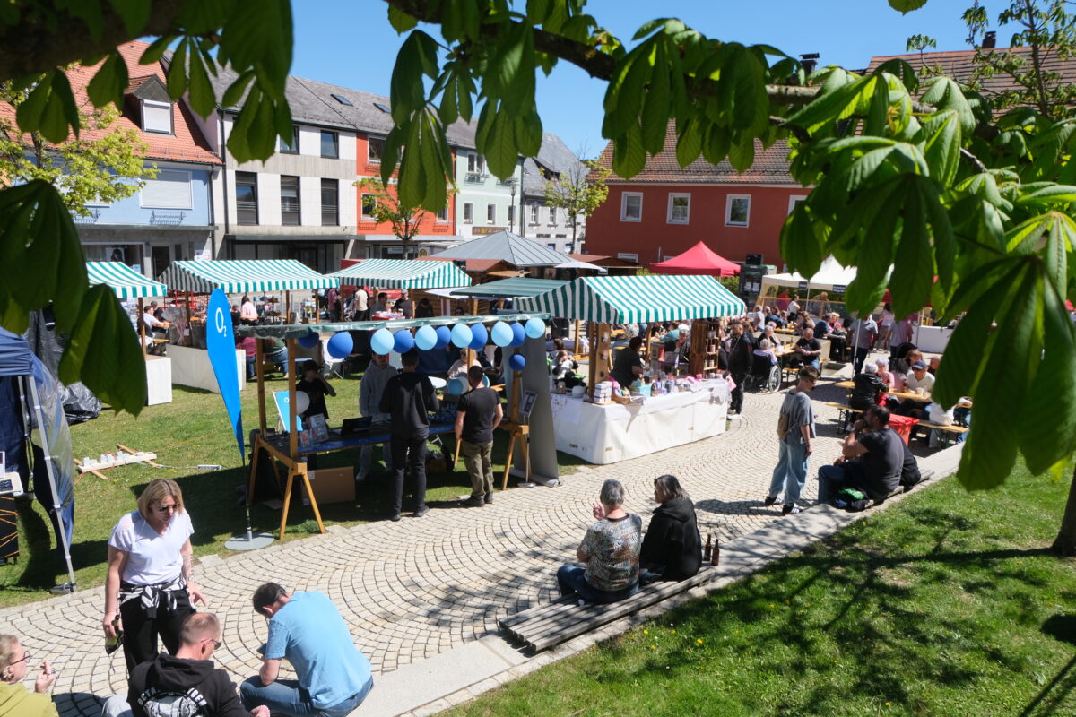 Strahlender Maimarkt in Floß lockt viele Besucher