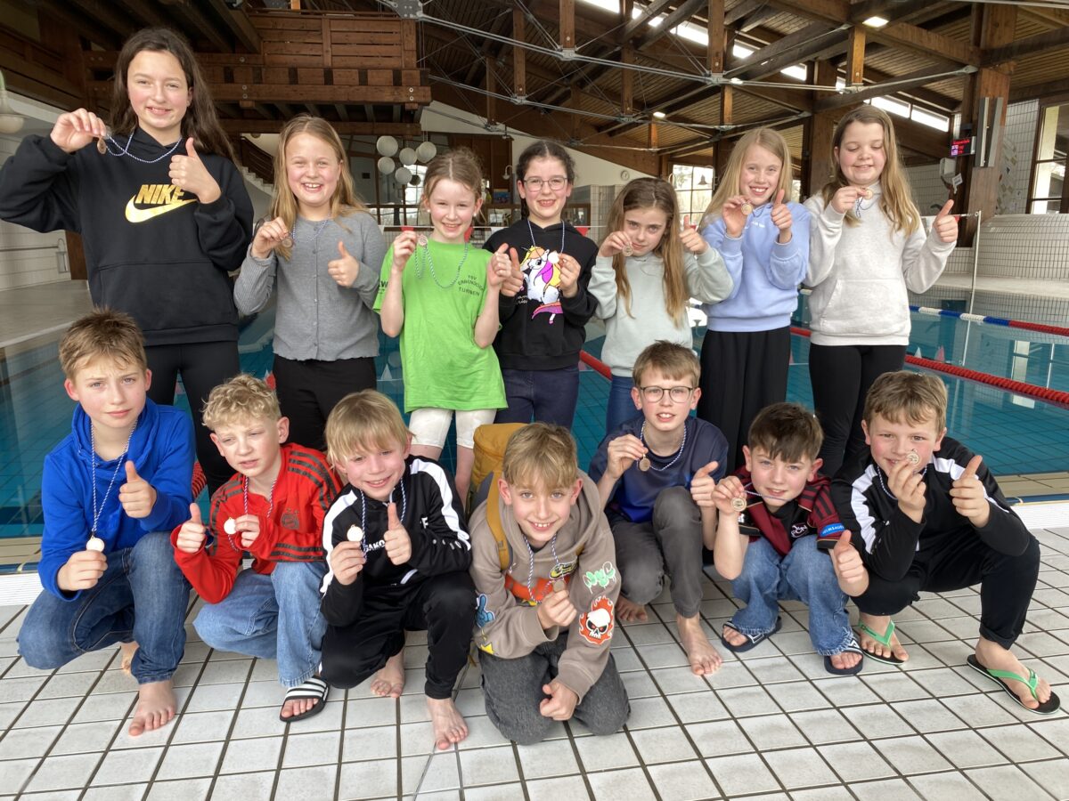 Teamgeist beim Kreisentscheid Schwimmen Erbendorf holt Platz fünf